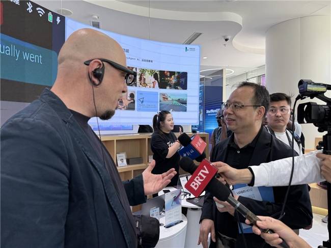 国记者 亮亮视野AR翻译眼镜成体验焦点AG真人澳门百家家乐北京亦庄迎全球91(图2)